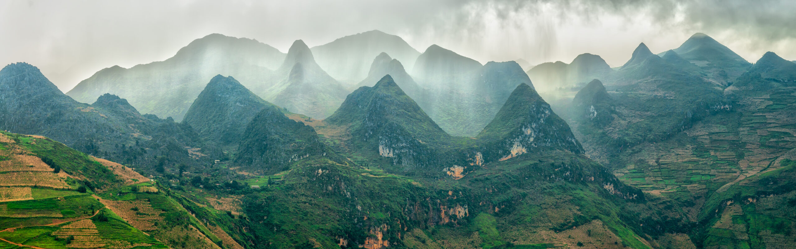 Những dãy núi trùng điệp và thửa ruộng xanh ở Hà Giang